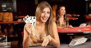 qqindah slot platform showing sportsbook, live dealer, and slot games on mobile